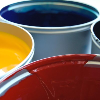 wow大脚 读者联络何砚的案头，一封封打印出来的读者来信按主题分成几摞，最上面一封用红笔划了重点，窗外的城市轮廓在玻璃上留下淡淡倒影